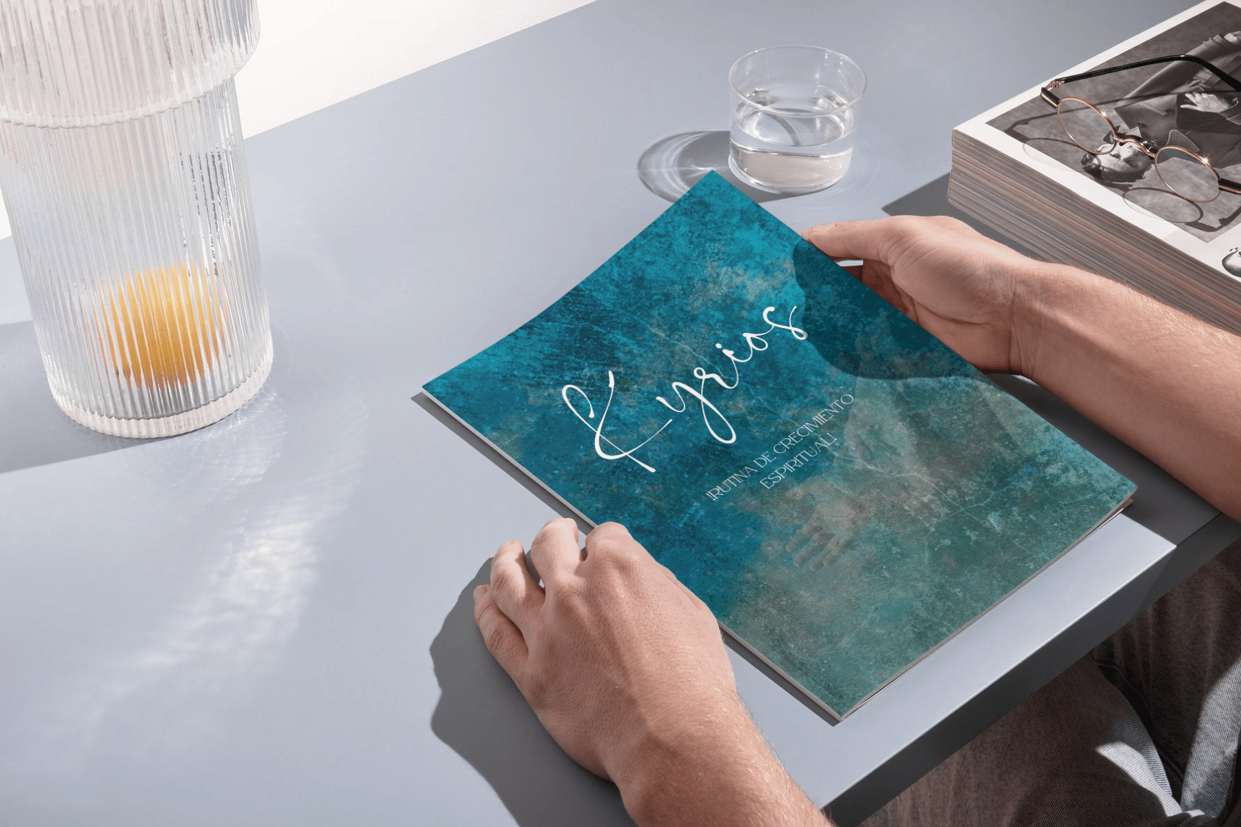 Agenda Kyrios original sobre la mesa